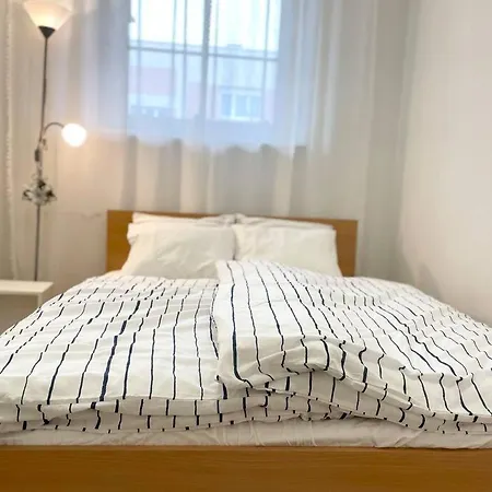 Apartman Air Conditioned 1 Bdr Near Train Station *