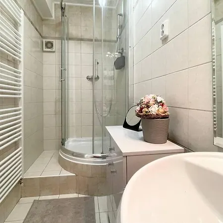 Air Conditioned 1 Bdr Near Train Station Appartamento *