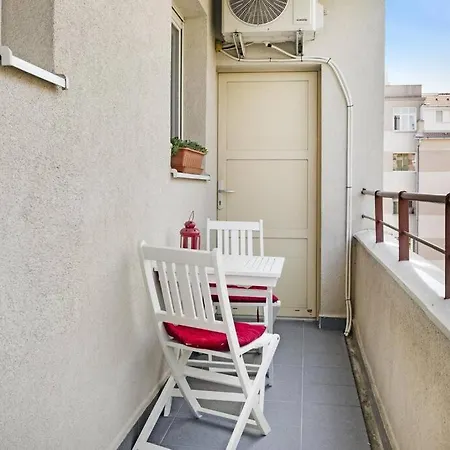 Apartman Air Conditioned 1 Bdr Near Train Station *