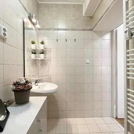 Air Conditioned 1 Bdr Near Train Station