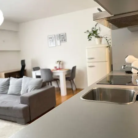 شقة Air Conditioned 1 Bdr Near Train Station